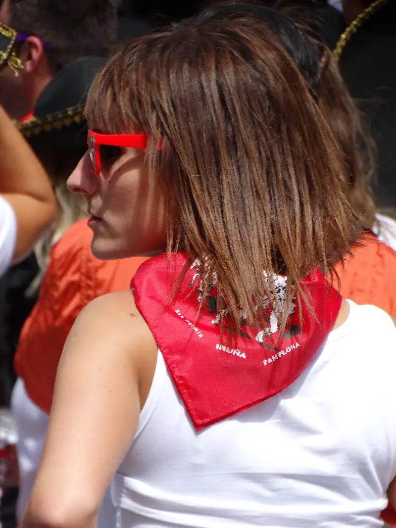 Una joven con su pañuelo rojo (2014).