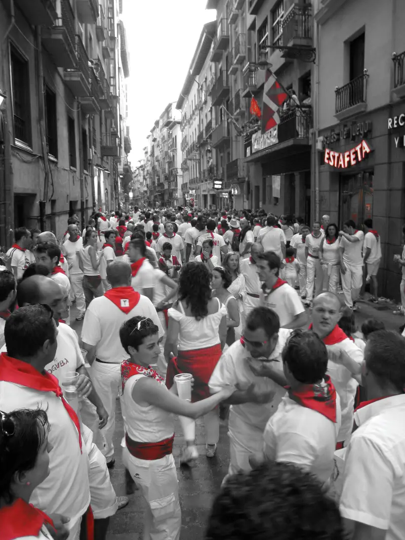 Juerguistas vestidos de blanco y rojo (2009).