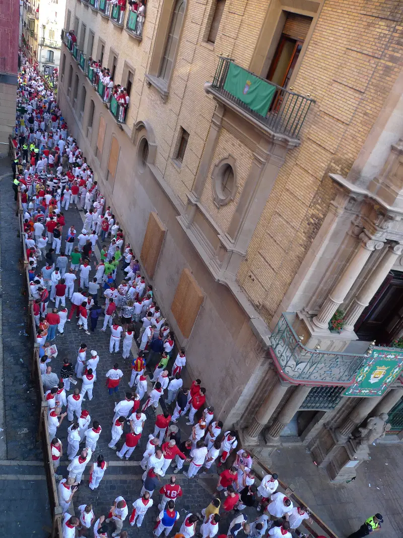 Desde arriba: los corredores llenan el recorrido antes del cohete de las 8:00 (9 de julio de 2009).