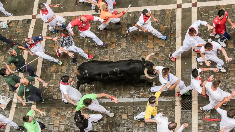 El primer encierro de las fiestas visto desde arriba: mozos y toros en el Casco Viejo a las 8:00.