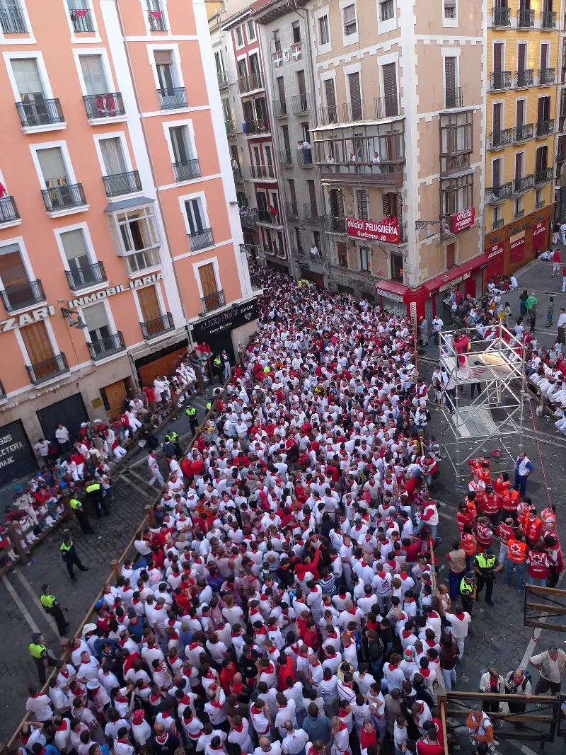 La masa de corredores espera en el recorrido, fotografiada desde un balcón (2009).