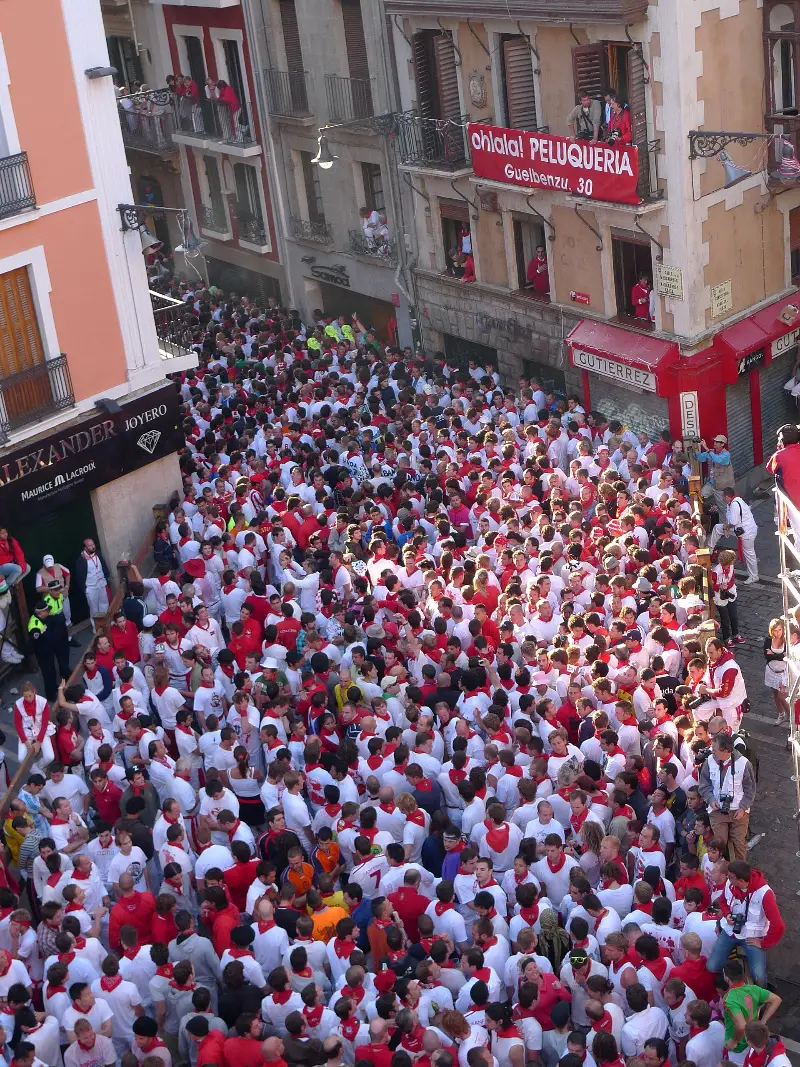 Los corredores se agrupan en el recorrido antes del encierro del 9 de julio (2009).