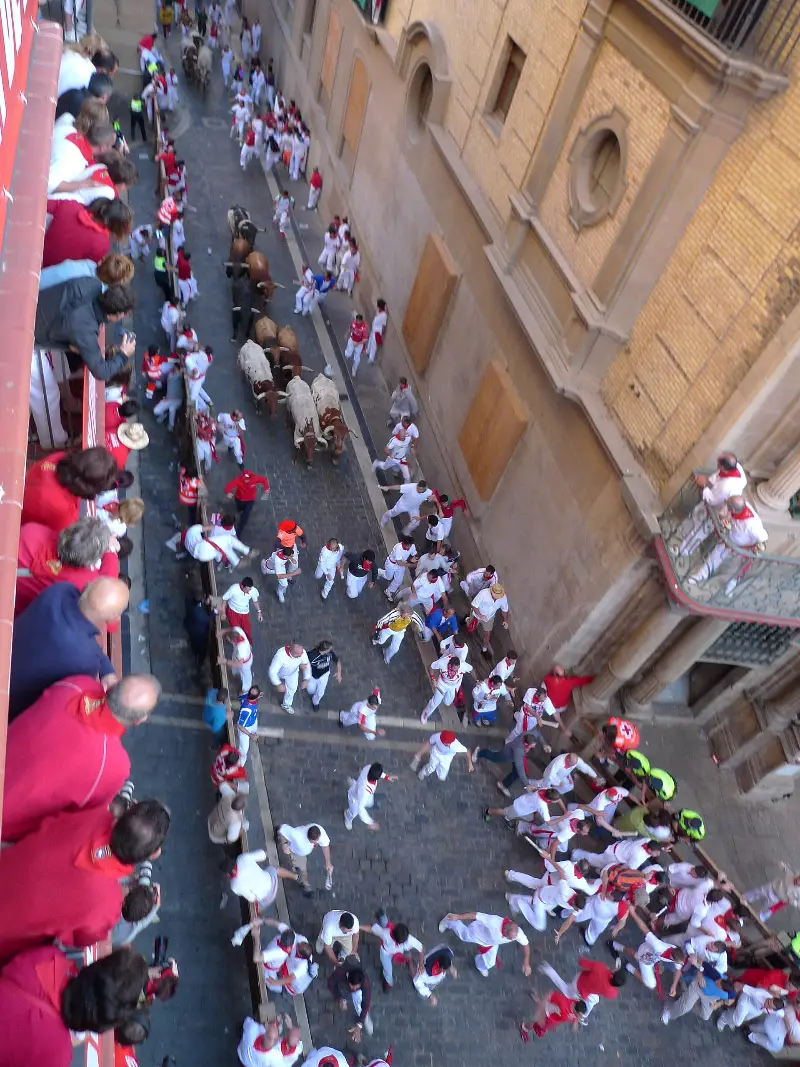 Un mar blanco y rojo en el recorrido minutos antes de soltar los toros (2009).