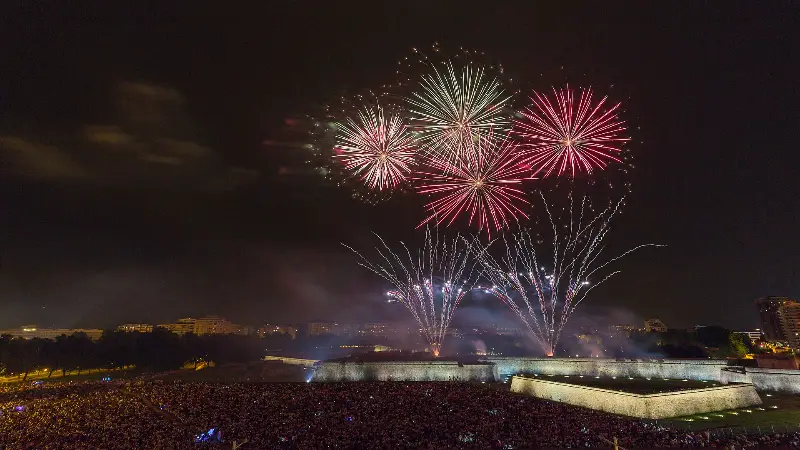 Red bursts during the San Fermín fireworks (2018).