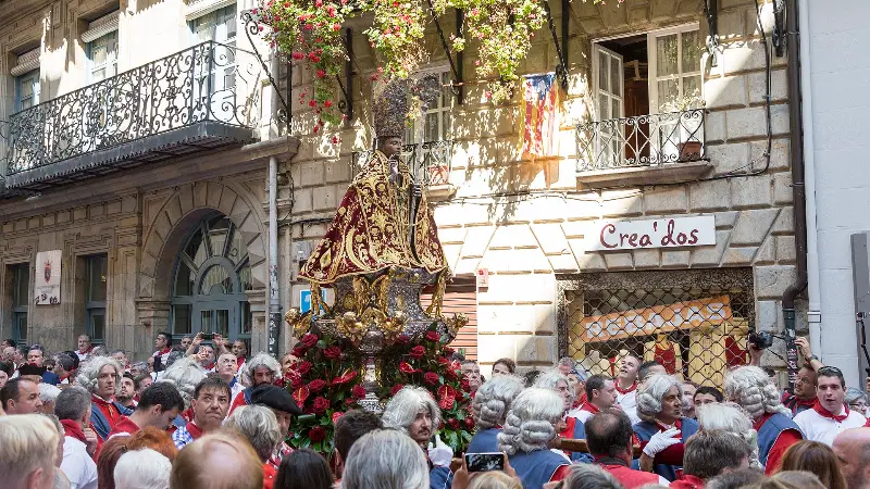 The statue of San Fermín is carried through the Old Town during the July 7 procession (2018).