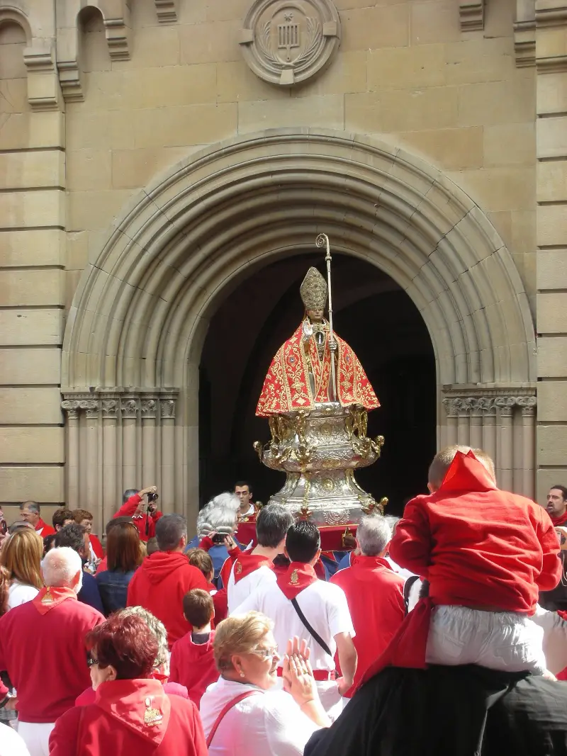 The statue of San Fermín leaves the chapel of San Lorenzo for the children's flower offering (2012).