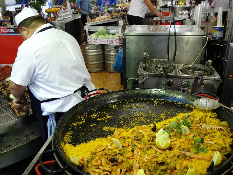 Sirviendo paella en la calle (2014).