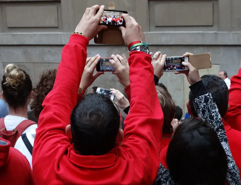 Espectadores grabando el encierro con el móvil (2014).
