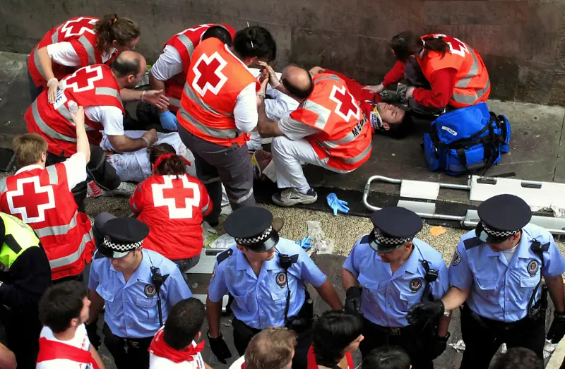 Sanitarios y policía en la plaza durante las vaquillas (2007).
