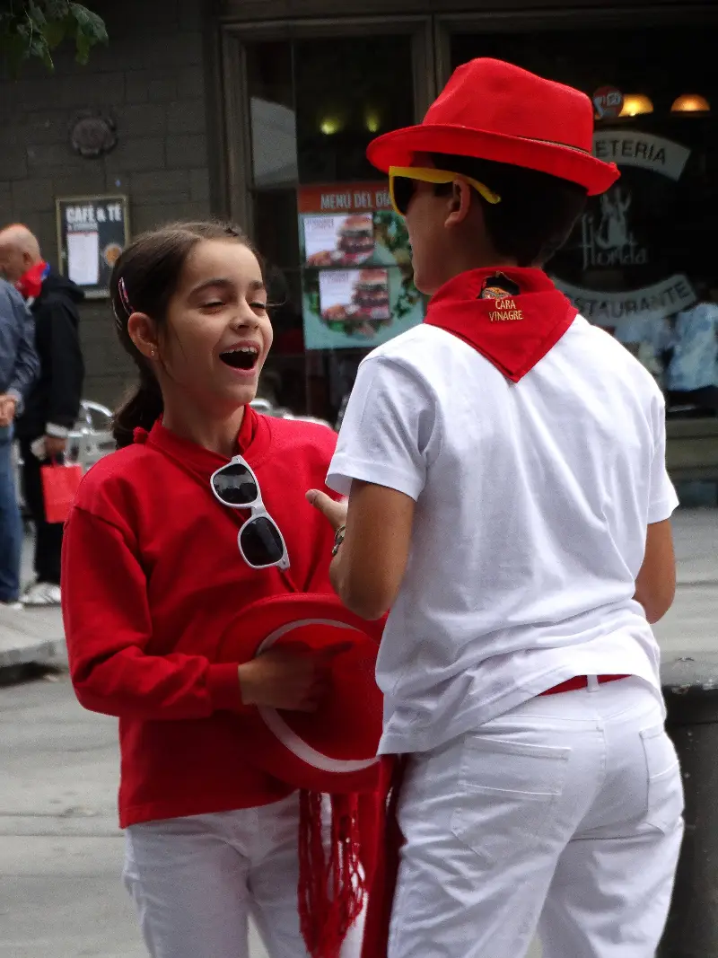 Una joven ríe en plena calle (2014).