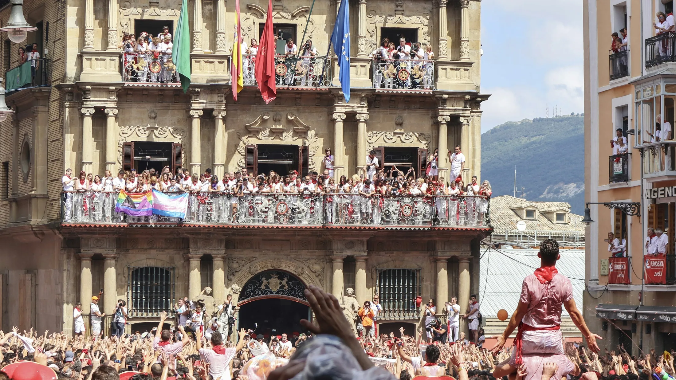 Balcones llenos de público sobre el recorrido del encierro de Pamplona