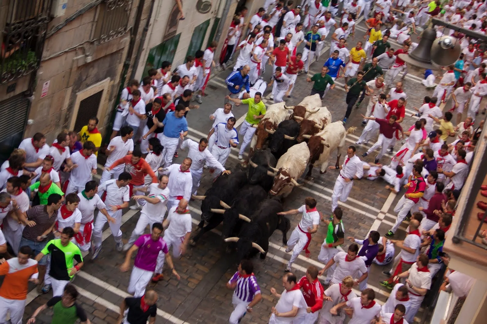 La manada corriendo por la calle Estafeta durante el encierro de Pamplona
